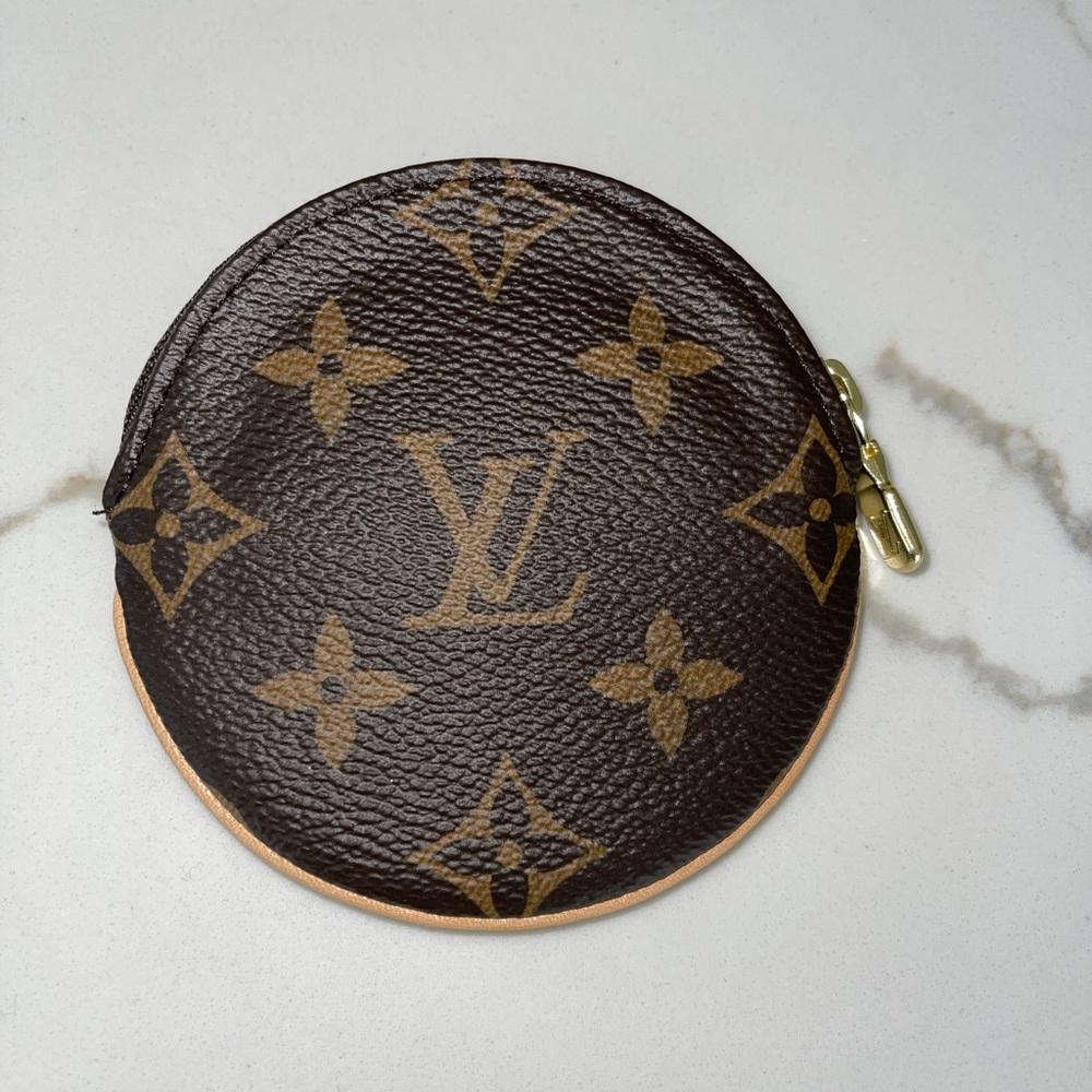 LOUIS VUITTON
Monogram Round Coin Purse